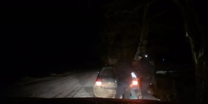 Львівські патрульні затримали водія, який перевозив наркотики (відео) Львівські патрульні затримали водія, який перевозив наркотики (відео)