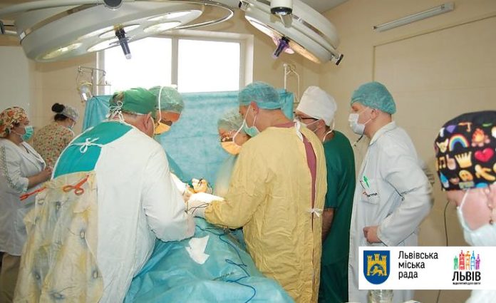 Відомий пластичний хірург з Німеччини чотири дні оперуватиме дітей у Львові Відомий пластичний хірург з Німеччини чотири дні оперуватиме дітей у Львові