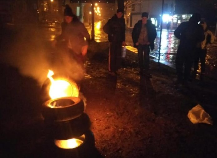 У Львові під консульством Росії палили шини (фото) У Львові під консульством Росії палили шини (фото)