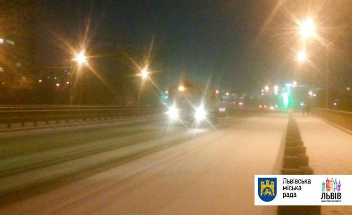 Сьогодні вночі у Львові чергуватиме 58 одиниць снігоприбиральної техніки Сьогодні вночі у Львові чергуватиме 58 одиниць снігоприбиральної техніки