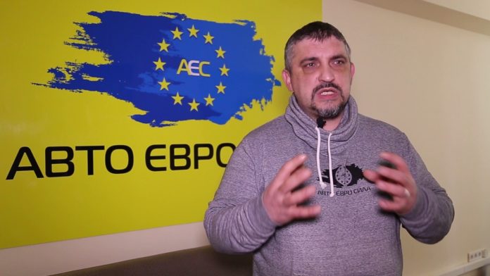 Лідер «євробляхерів» на знак протесту спалив свій Land Rover Лідер «євробляхерів» на знак протесту спалив свій Land Rover