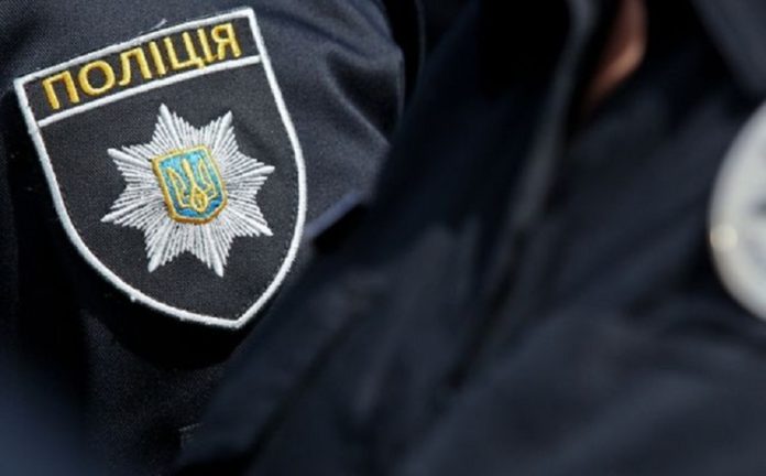 У Львові чоловік заліз на дерево, тікаючи від патрульних (фото) У Львові чоловік заліз на дерево, тікаючи від патрульних (фото)
