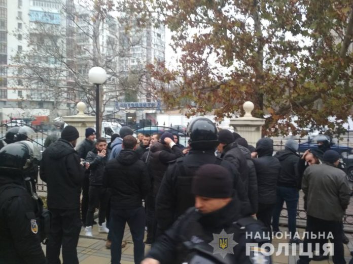 В Одеському суді сталася масова бійка: півсотні затриманих (відео) В Одеському суді сталася масова бійка: півсотні затриманих (відео)
