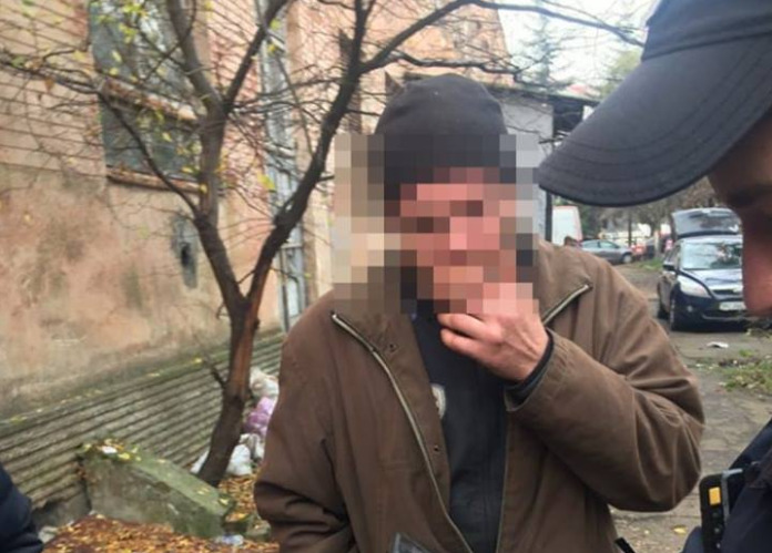 Львів’янина, якого розшукували за крадіжку, спіймали за розпиванням алкоголю (фото) Львів’янина, якого розшукували за крадіжку, спіймали за розпиванням алкоголю (фото)