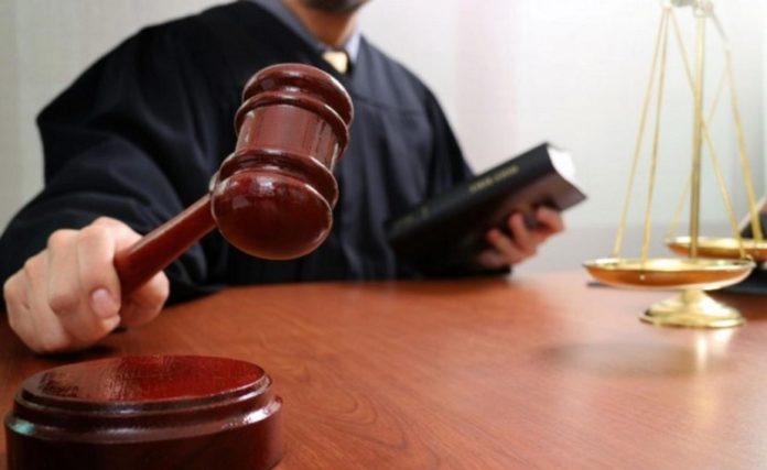Помічника судді і посередника, які взяли хабар за вплив на рішення суду, оштрафували Помічника судді і посередника, які взяли хабар за вплив на рішення суду, оштрафували
