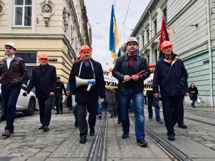 Червоноградські шахтарі прямують під стіни облдержадміністрації (фоторепортаж) Червоноградські шахтарі прямують під стіни облдержадміністрації (фоторепортаж)