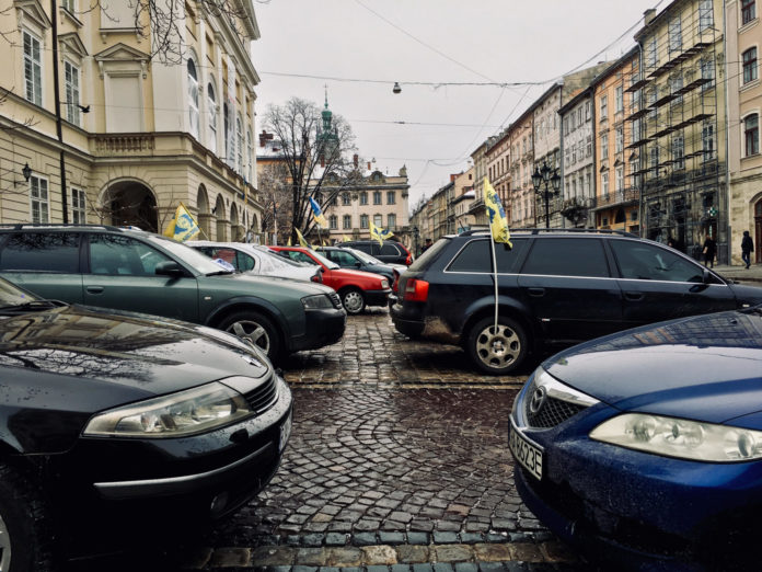 Власники автівок на єврономерах влаштували акцію протесту під стінами Ратуші (фото) Власники автівок на єврономерах влаштували акцію протесту під стінами Ратуші (фото)