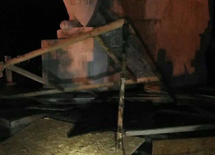 Поліція відкрила провадження через спробу розбити скульптури левів на польських військових похованнях Поліція відкрила провадження через спробу розбити скульптури левів на польських військових похованнях