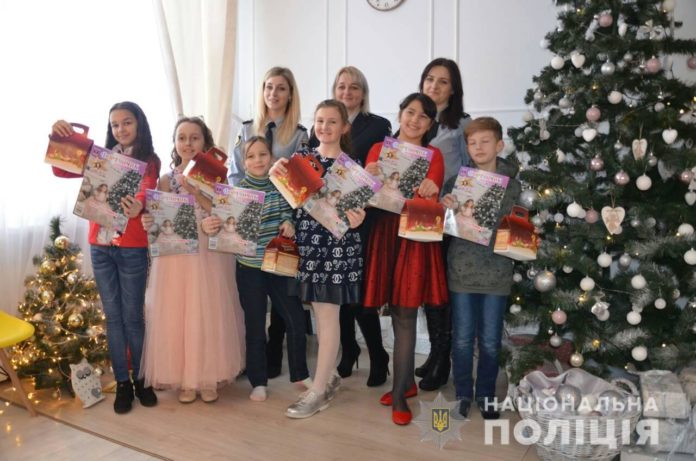 У Стрию маленькі “помічники поліцейських” отримали подарунки від святого Миколая (фото) У Стрию маленькі “помічники поліцейських” отримали подарунки від святого Миколая (фото)