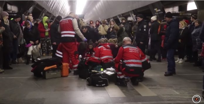 У Києві, в метро, померла 9-річна дівчинка (відео) У Києві, в метро, померла 9-річна дівчинка (відео)