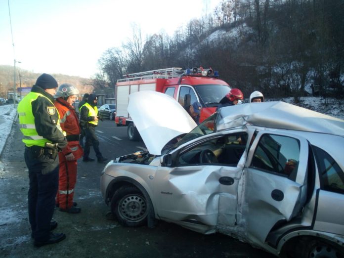 У Львові жінка за кермом “Опеля” в’їхала у електроопору (фото) У Львові жінка за кермом “Опеля” в’їхала у електроопору (фото)
