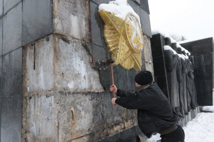 В ЛМР розповіли, з чого почнуть частковий демонтаж скандального радянського пам’ятника В ЛМР розповіли, з чого почнуть частковий демонтаж скандального радянського пам’ятника