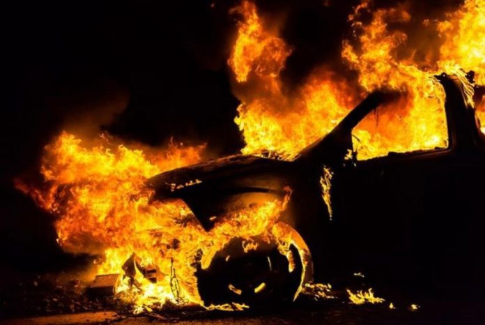 Вночі у Львові горів автомобіль Вночі у Львові горів автомобіль