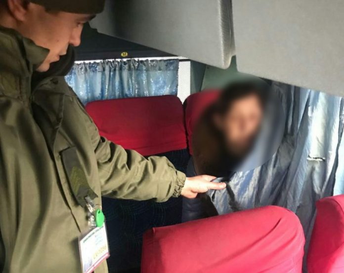 На кордоні з Польщею затримали жінку, яка ховалась в автобусі На кордоні з Польщею затримали жінку, яка ховалась в автобусі