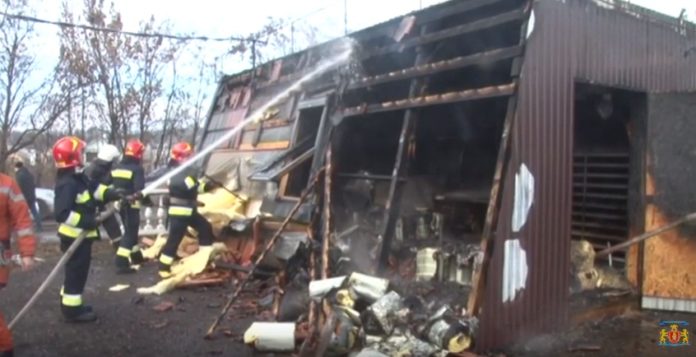 У Львові, на автостоянці, загорівся дерев’яний кіоск (відео) У Львові, на автостоянці, загорівся дерев’яний кіоск (відео)