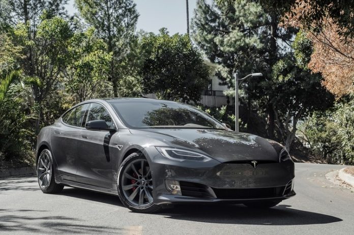 Автомобіль Tesla сам втікав від поліції на автопілоті, поки п’яний водій спав Автомобіль Tesla сам втікав від поліції на автопілоті, поки п’яний водій спав