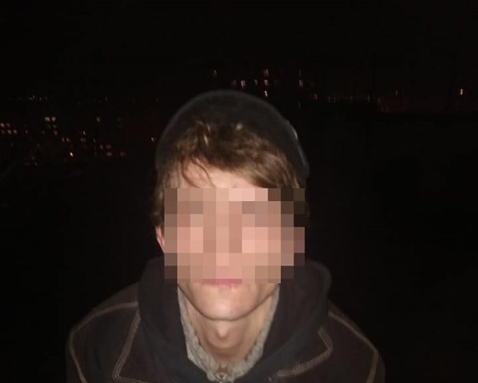 У Львові на даху багатоповерхівки патрульні затримали чоловіка з кабелями (фото) У Львові на даху багатоповерхівки патрульні затримали чоловіка з кабелями (фото)