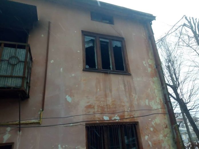 У Бориславі рятувальники гасили пожежу в квартирі двоповерхового будинку (фото) У Бориславі рятувальники гасили пожежу в квартирі двоповерхового будинку (фото)