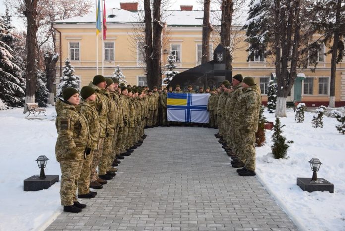 На Буковині прикордонники розгорнули стяг ВМС України на підтримку полонених моряків (фото) На Буковині прикордонники розгорнули стяг ВМС України на підтримку полонених моряків (фото)