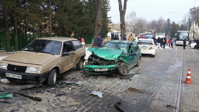 В потрійній ДТП у Львові постраждали іноземці (фото) В потрійній ДТП у Львові постраждали іноземці (фото)