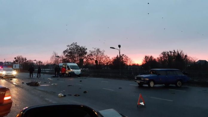 Внаслідок ДТП на Скнилівському мості загинула людина, ще двоє постраждали Внаслідок ДТП на Скнилівському мості загинула людина, ще двоє постраждали