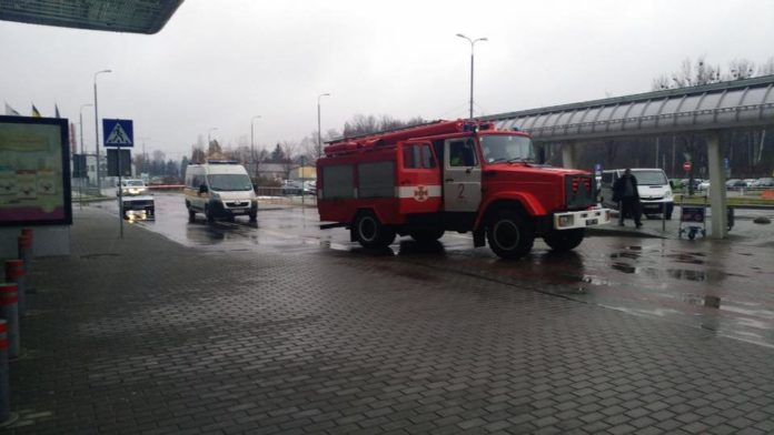 Майже три сотні людей евакуювали із “замінованого” аеропорту “Львів” Майже три сотні людей евакуювали із “замінованого” аеропорту “Львів”