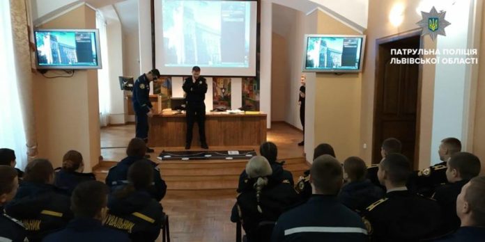 Львівські патрульні представили алкоокуляри, що спростовують переконання водіїв (фото)