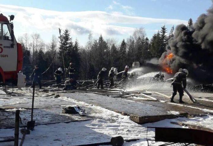 У Дрогобицькому районі за допомогою пінної атаки ліквідували пожежу нафтопродуктів У Дрогобицькому районі за допомогою пінної атаки ліквідували пожежу нафтопродуктів
