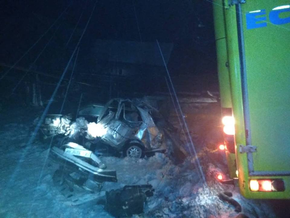 Смертельне ДТП на Львівщині: рятувальники деблокували загиблих з автомобіля (фото) - 2