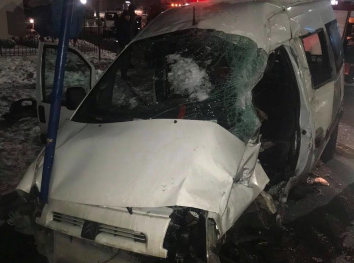 На Львівщині жахлива ДТП: після зіткнення з вантажівкою, водій легковика помер дорогою в лікарню (фото) На Львівщині жахлива ДТП: після зіткнення з вантажівкою, водій легковика помер дорогою в лікарню (фото)