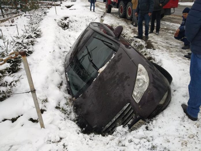 У Великих Мостах автомобіль з’їхав у кювет та перекинувся (фото) У Великих Мостах автомобіль з’їхав у кювет та перекинувся (фото)