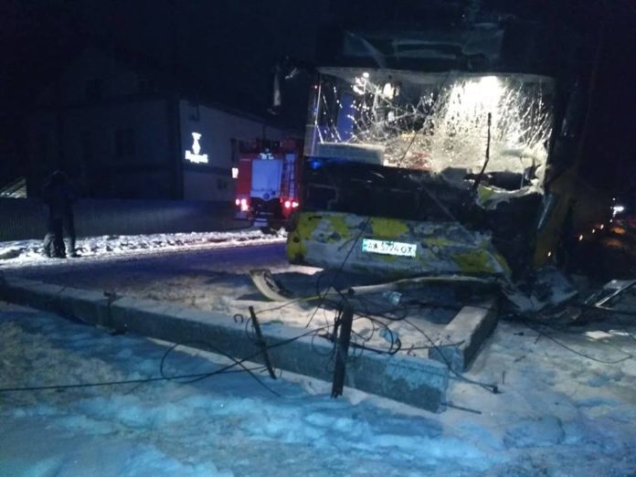 Смертельне ДТП на Львівщині: рятувальники деблокували загиблих з автомобіля (фото) Смертельне ДТП на Львівщині: рятувальники деблокували загиблих з автомобіля (фото)
