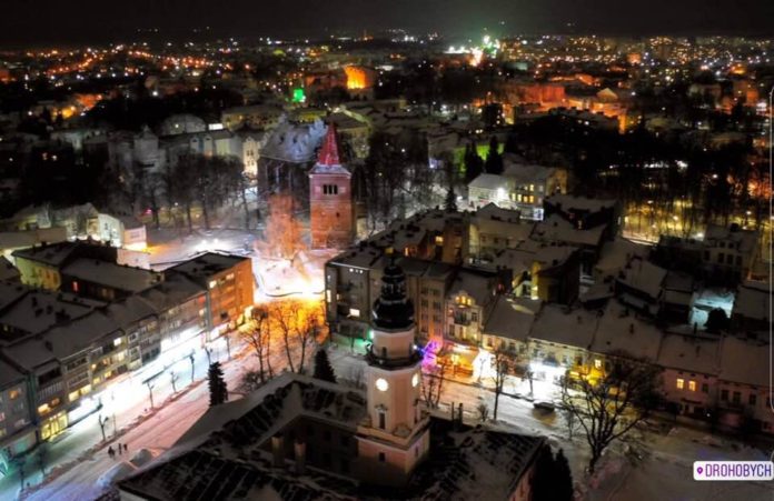 У Дрогобичі відреставрували два старовинні ліхтарі У Дрогобичі відреставрували два старовинні ліхтарі