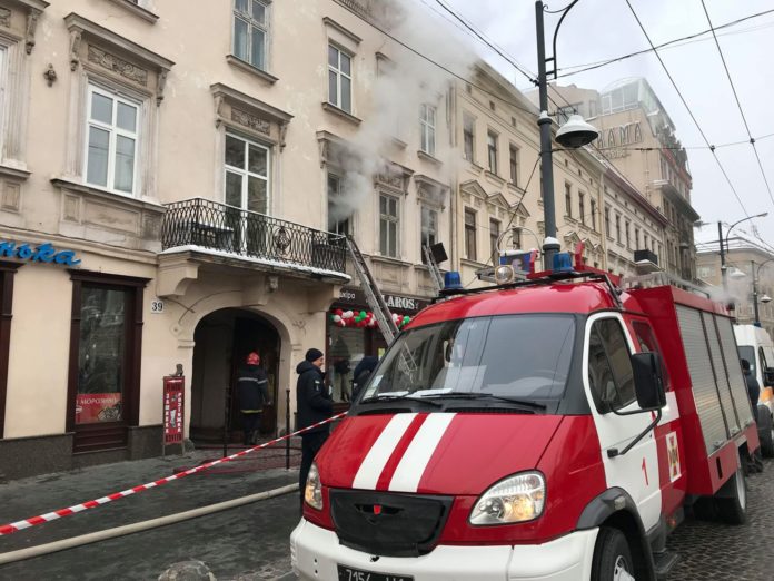Рятувальники повідомили причину пожежі в центрі Львова (фото, відео) Рятувальники повідомили причину пожежі в центрі Львова (фото, відео)