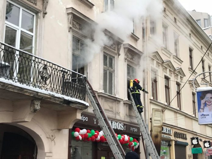 На проспекті Свободи горить квартира (фото) На проспекті Свободи горить квартира (фото)