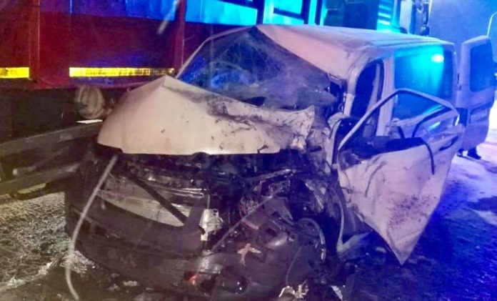 Біля Львова зіткнулися КрАЗ та мікроавтобус: є постраждалі (фото) Біля Львова зіткнулися КрАЗ та мікроавтобус: є постраждалі (фото)