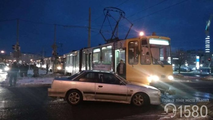 Внаслідок ДТП на Сихові, транспорт курсує зі змінами Внаслідок ДТП на Сихові, транспорт курсує зі змінами
