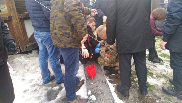 Військовий медик рятував людей на пожежі у Львові (фото) Військовий медик рятував людей на пожежі у Львові (фото)