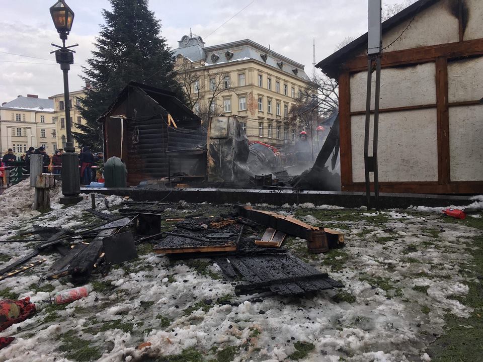 Як після пожежі виглядає різдвяний ярмарок у центрі Львова (фоторепортаж)
