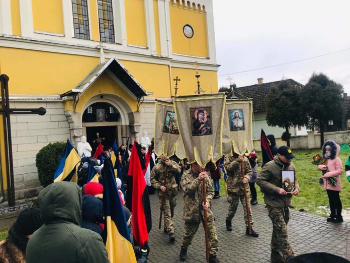 У Роздолі попрощалися із загиблим на Донбасі бійцем У Роздолі попрощалися із загиблим на Донбасі бійцем