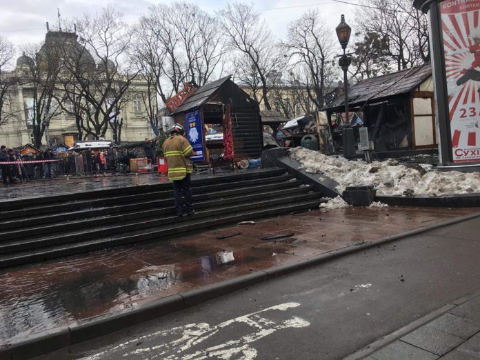 У центрі Львова горять хатинки різдвяного ярмарку (фото) У центрі Львова горять хатинки різдвяного ярмарку (фото)