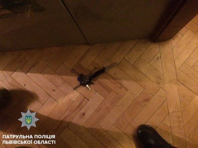 У Львові патрульні затримали чоловіка, підозрюваного у вбивстві матері У Львові патрульні затримали чоловіка, підозрюваного у вбивстві матері