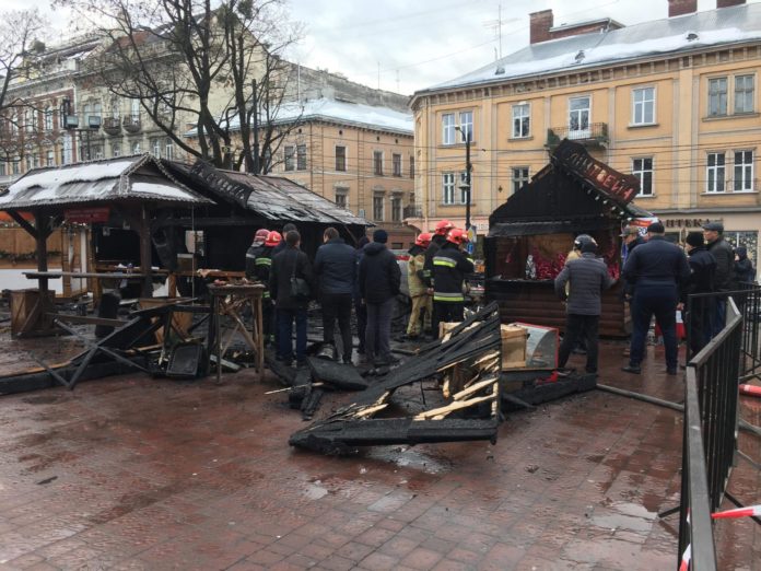 Через пожежу у Львові закрили різдвяний ярмарок (фото) Через пожежу у Львові закрили різдвяний ярмарок (фото)