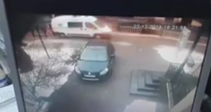У Львові на тротуарі швидка збила жінку з дитиною (відео) У Львові на тротуарі швидка збила жінку з дитиною (відео)