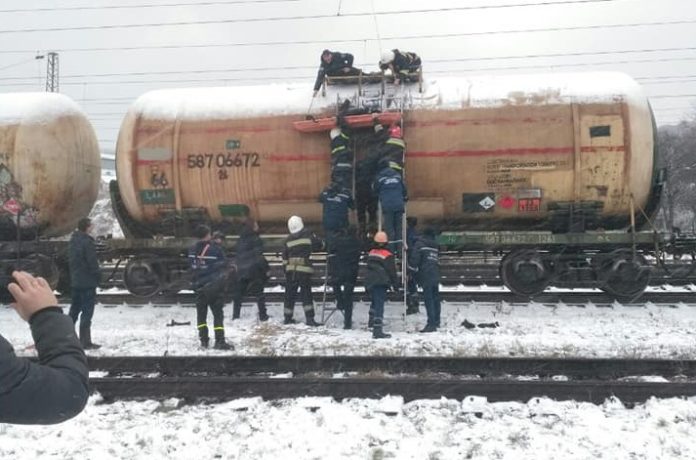 Небезпечне “селфі” у Львові: батько ураженої струмом дівчини розповів нові подробиці (фото) Небезпечне “селфі” у Львові: батько ураженої струмом дівчини розповів нові подробиці (фото)