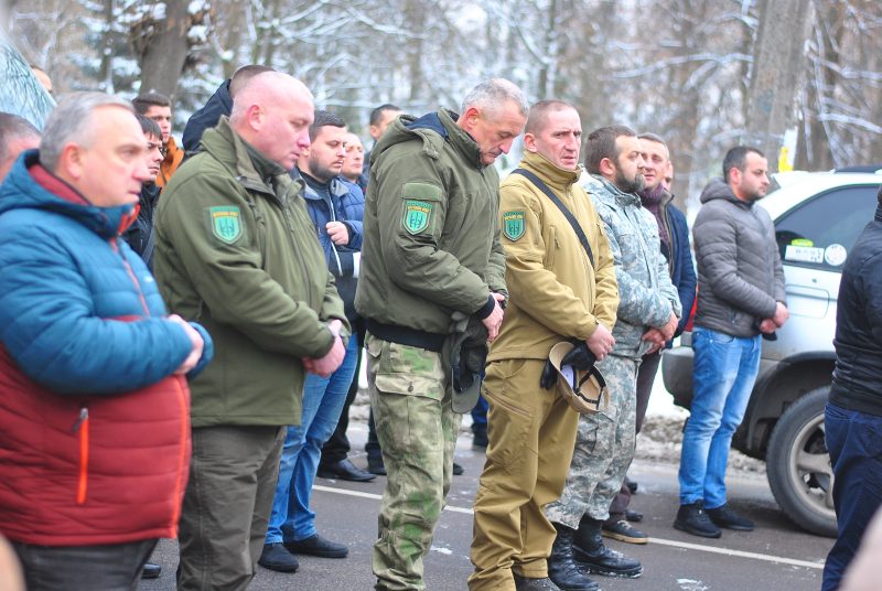 Мешканці Самбірщини на колінах зустріли кортеж із тілом добровольця Віктора Юрківа (фото) - 2