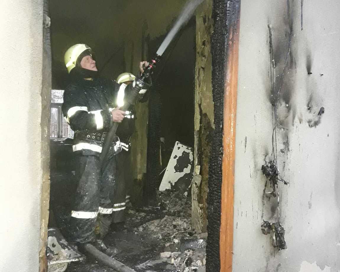 Пожежники врятували трьох людей з палаючого будинку в Дрогобичі (фото) - 3