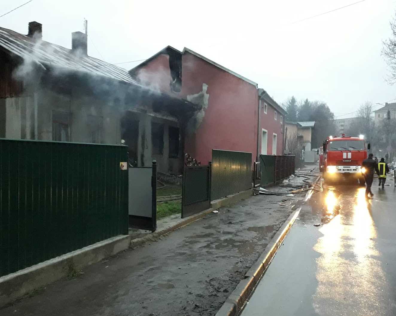 Пожежники врятували трьох людей з палаючого будинку в Дрогобичі (фото)
