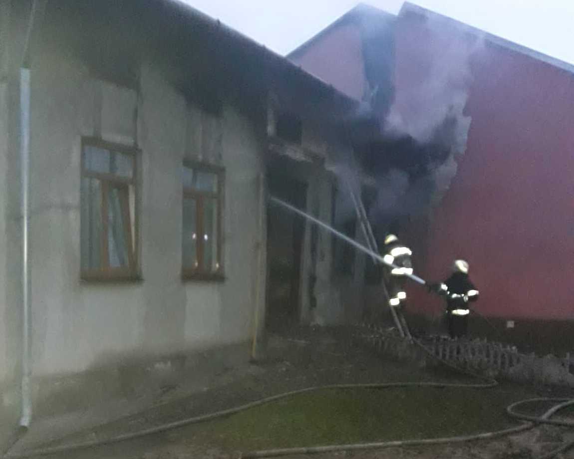 Пожежники врятували трьох людей з палаючого будинку в Дрогобичі (фото) - 2