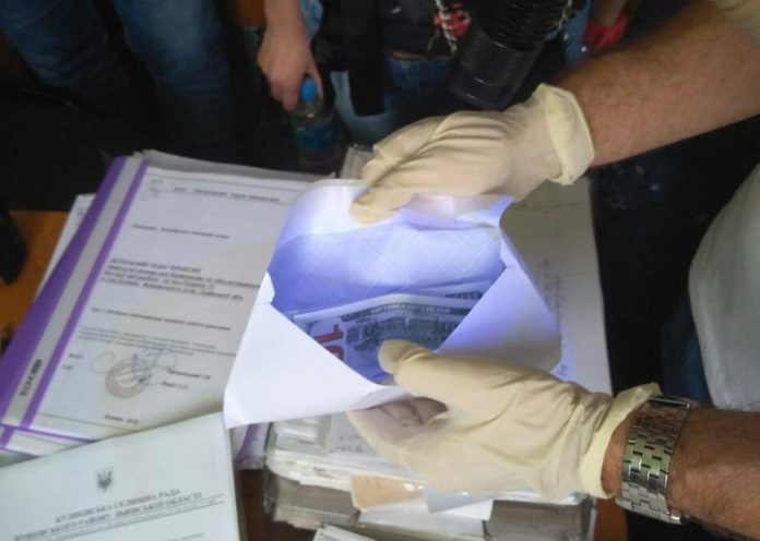 Підприємця, який запропонував прокурору 5 тисяч доларів хабара, оштрафували Підприємця, який запропонував прокурору 5 тисяч доларів хабара, оштрафували
